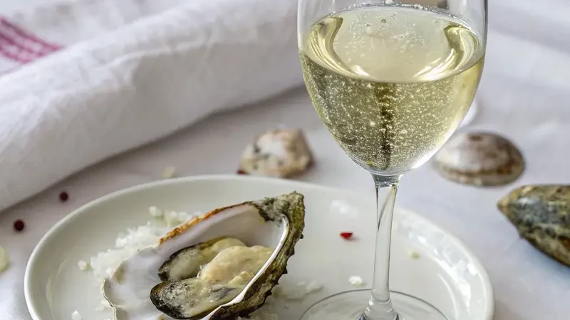 Verre de vin blanc et assiette d'huître