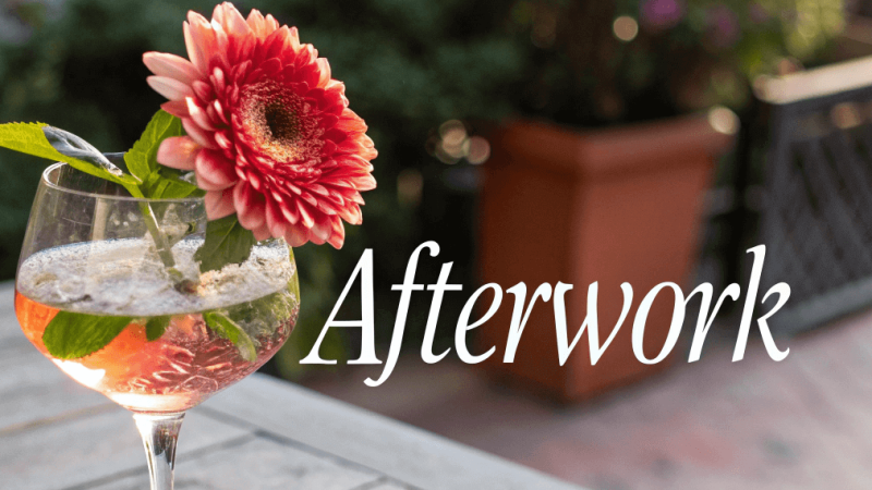 Fleur dans un verre à vin pour un Afterwork