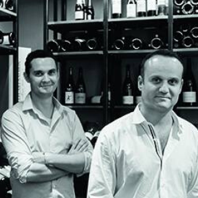 Deux cavistes accuillants dans une boutique de vin