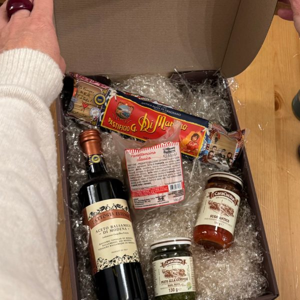 Ouverture d'une box de produits d'épicerie