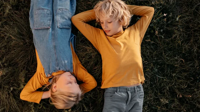 Un garçon et une filles sont allongés dans l'herbe
