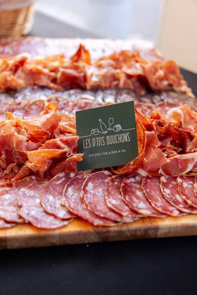 Planche de charcuterie artisanale avec étiquette Les P'tits Bouchons