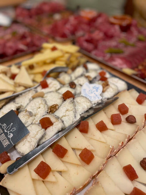 Planche de fromage artisanale avec étiquette Les P'tits Bouchons