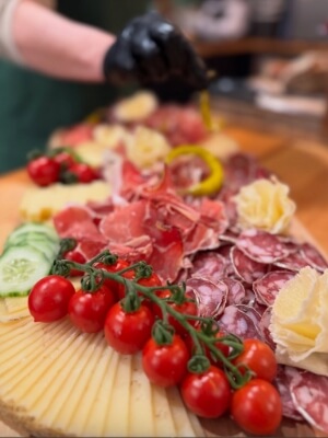 Plateau avec fromage et charcuterie