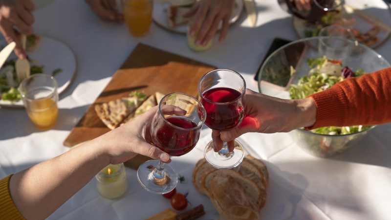 Apéritif entre amis avec boissons et appetizers