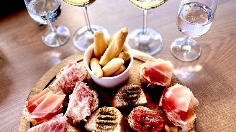 Apéritif vin, charcuterie et toasts