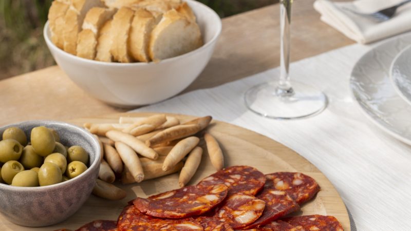 Planche avec chorizo et apéritifs