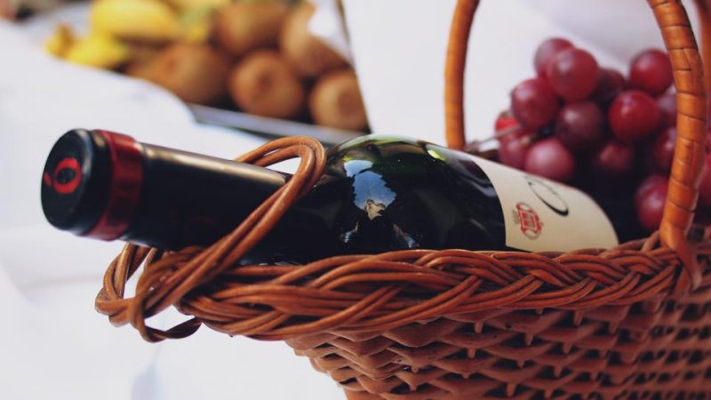 Bouteille de vin et raisin dans un panier en osier