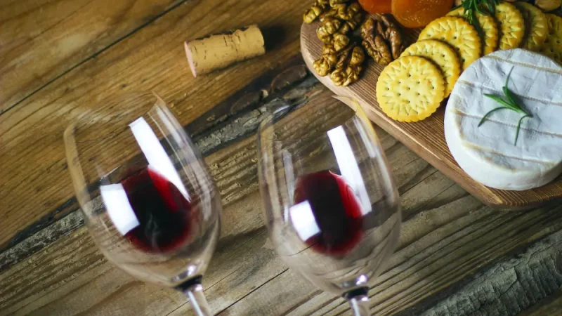 Deux verres de vins couchés et apéritifs