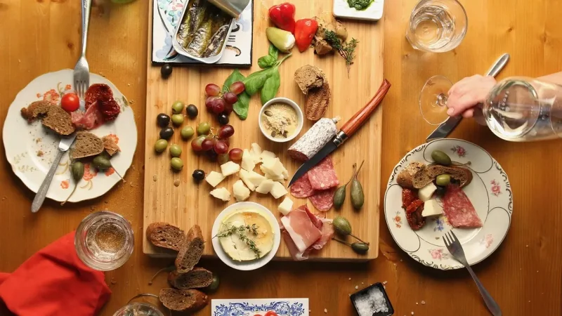 Apéritifs dressés sur une table