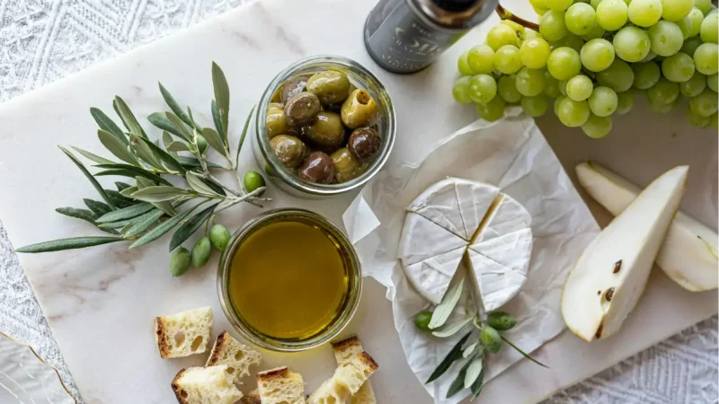 Produits méditerranéens avec olives, raisins et fromage