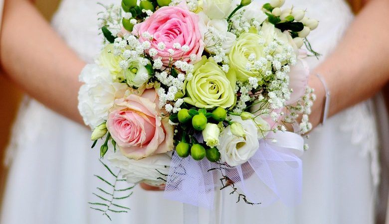 Mariée qui tient un bouquet