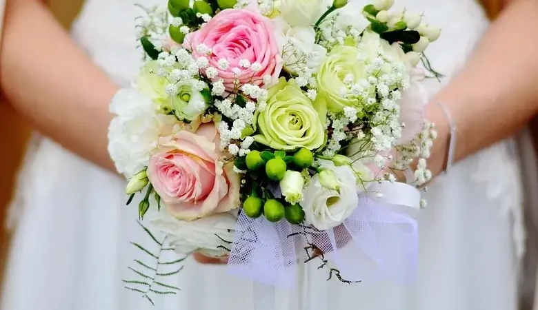 Mariée qui tient un bouquet