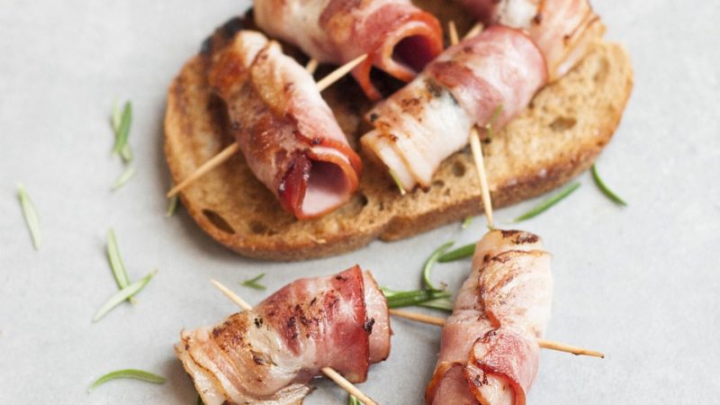 Apéritif pruneaux enroulés dans la ventrèche