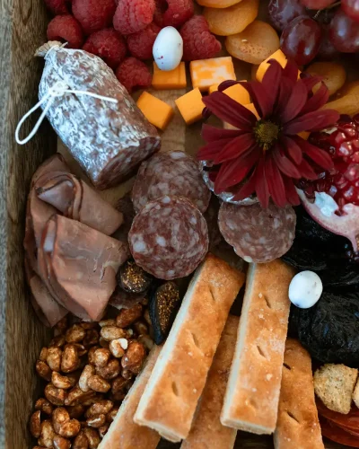 Assortiments de biscuits de fruits et de charcuterie avec une fleur en décoration